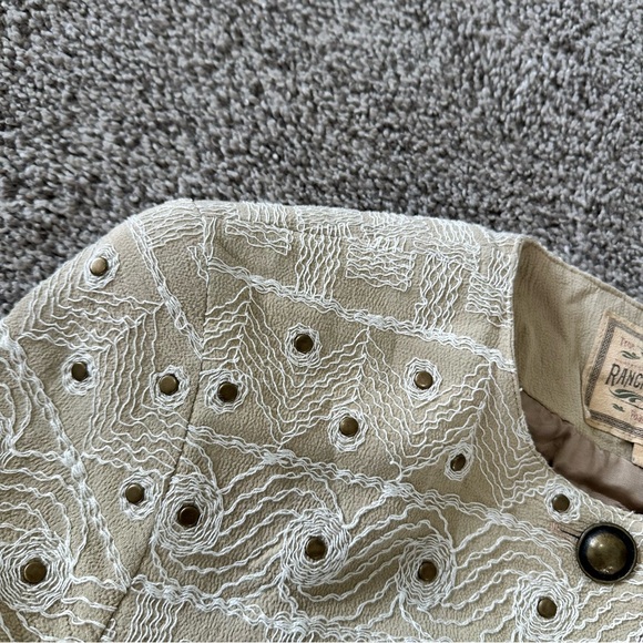 Double D Ranch Beige Textured Embroidered Buttoned Top Small - Picture 8 of 10